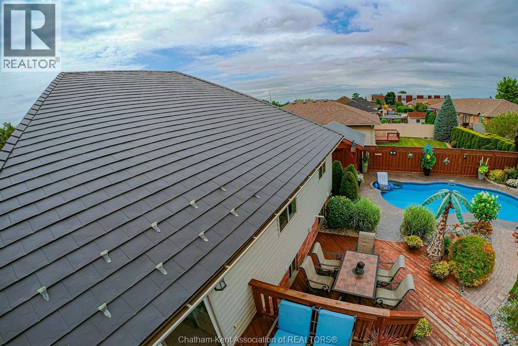 645 McNaughton AVENUE West