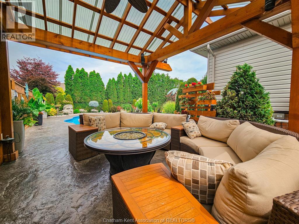 645 McNaughton AVENUE West