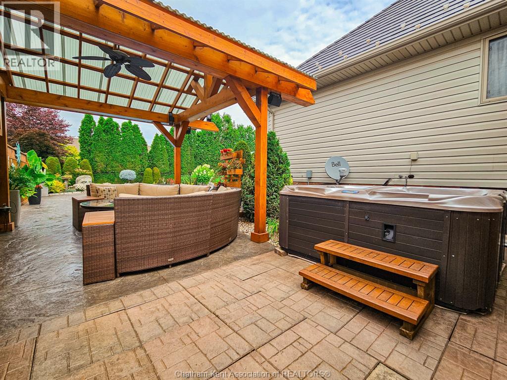 645 McNaughton AVENUE West