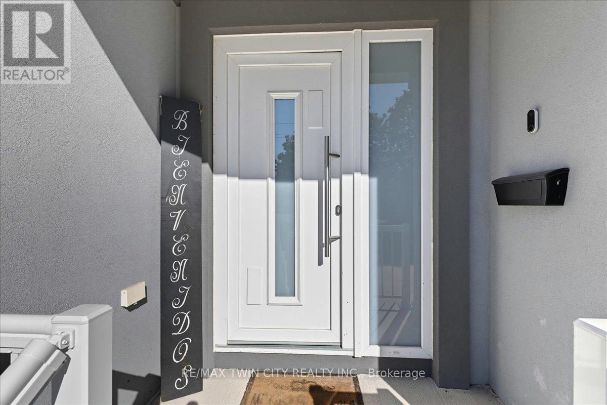 404 MONTROSE STREET N