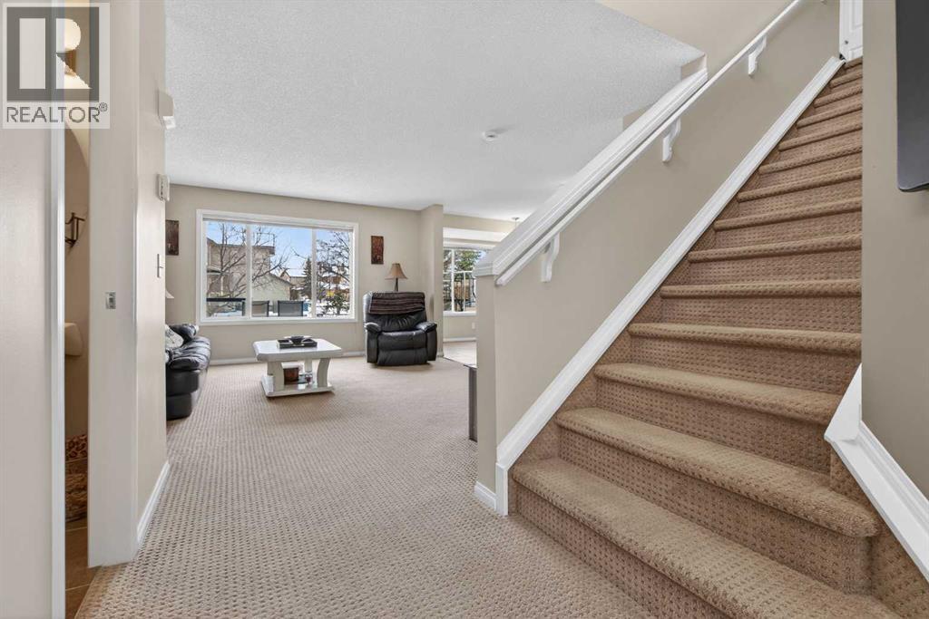 7 Cougar Ridge Bay SW