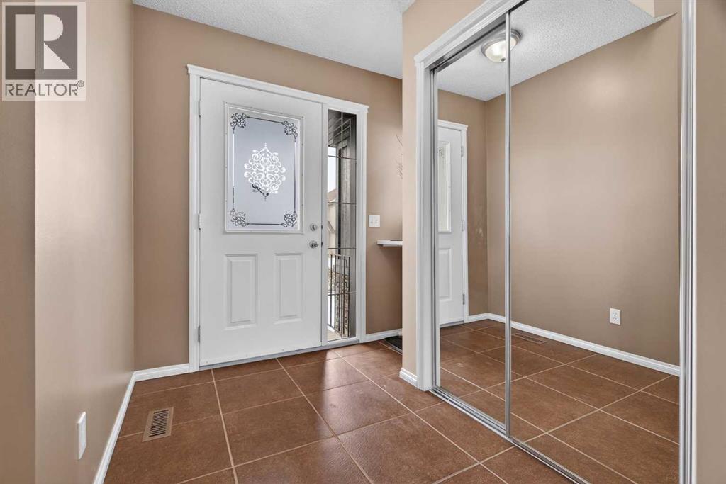 7 Cougar Ridge Bay SW