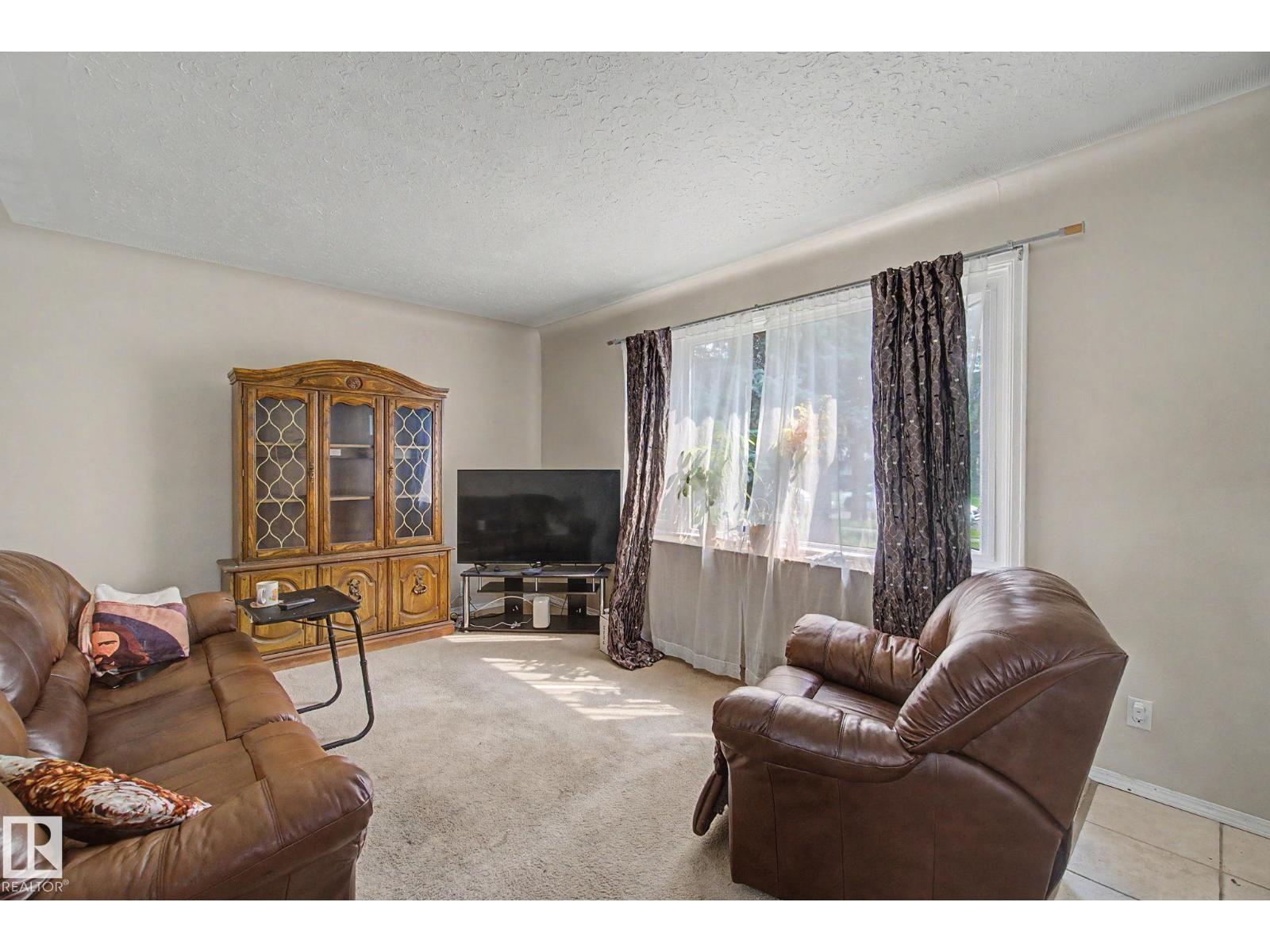 8710 83 AV NW