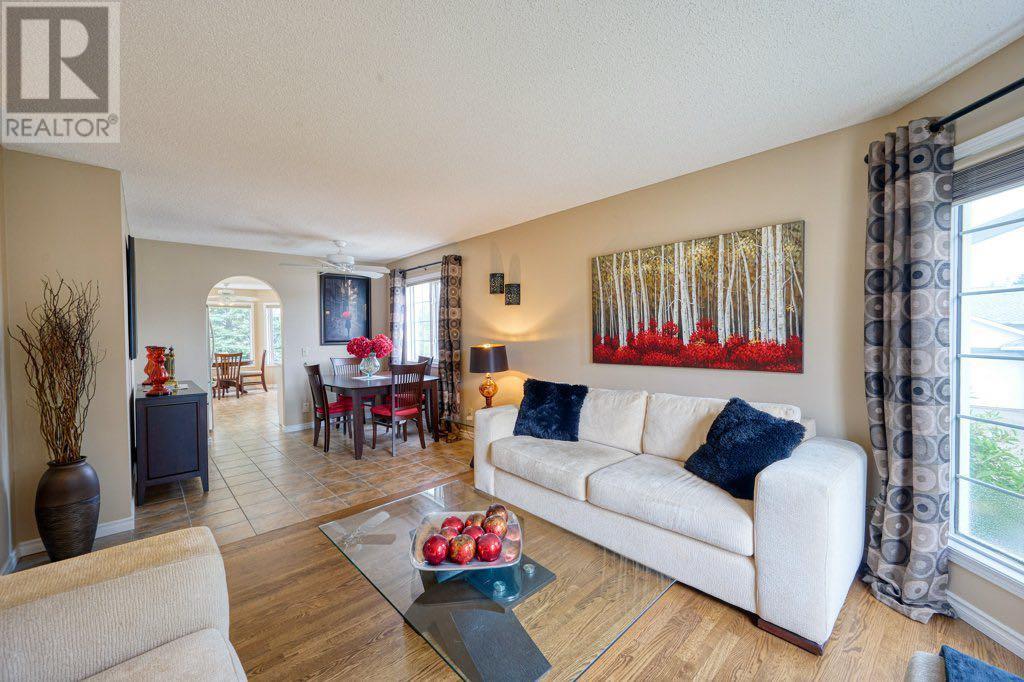 163 Sandringham Close NW