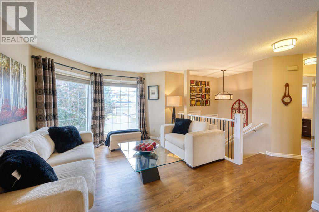 163 Sandringham Close NW