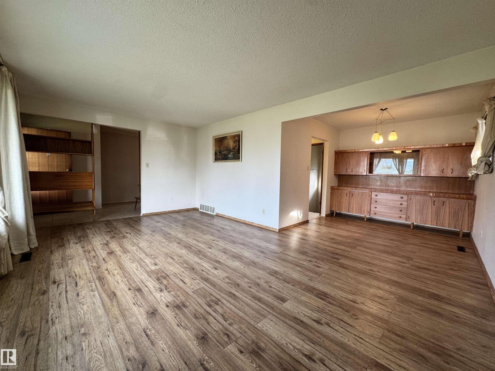 5707 90 AV NW