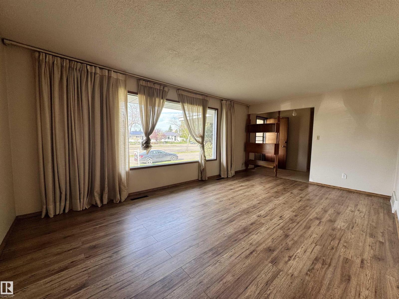 5707 90 AV NW