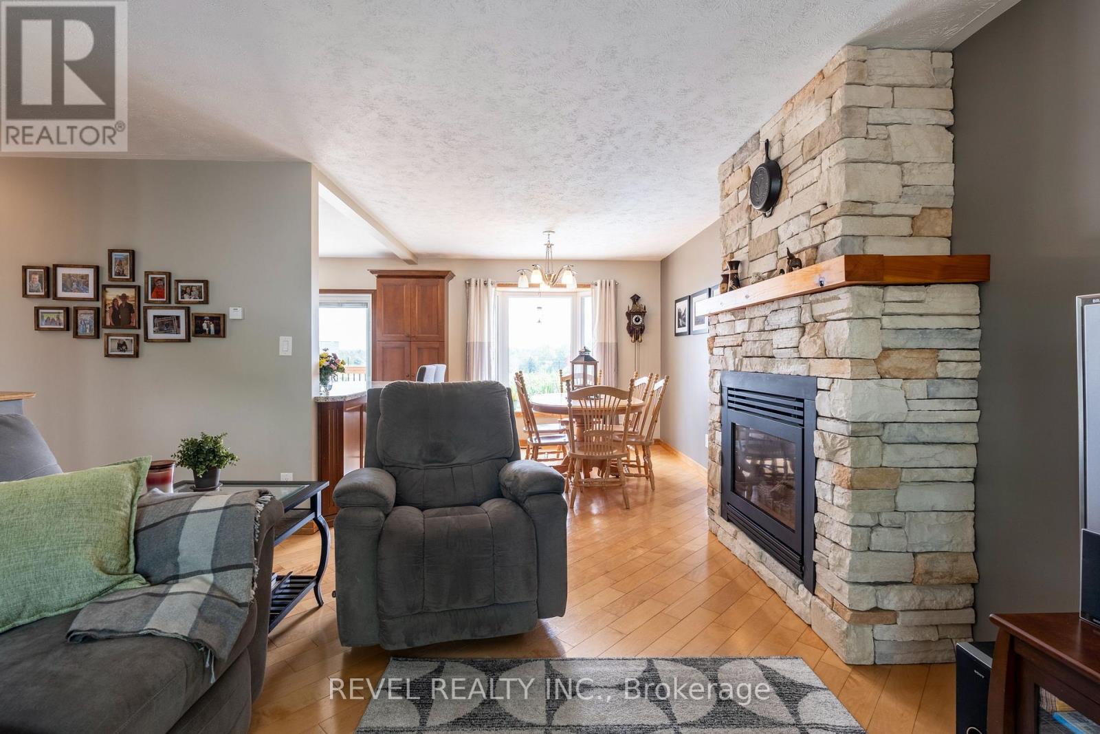 29 ARMSTRONG CRESCENT