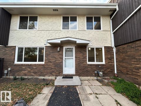 130 ROSELAND VG NW Edmonton AB T5E5R6