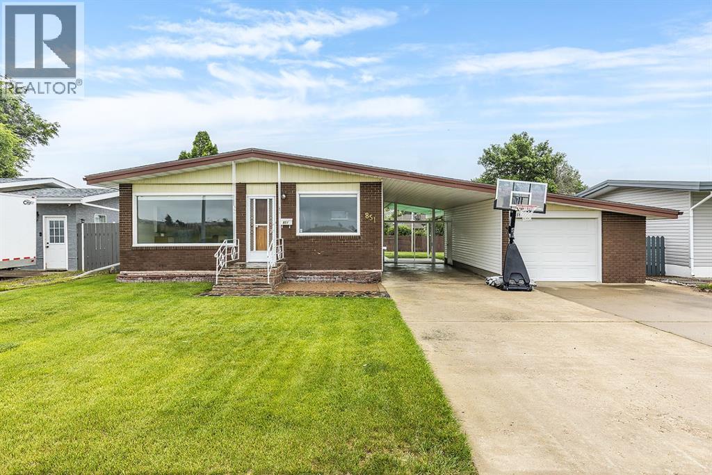 Photo 1 of 48 — 851 Mccutcheon Drive NW, Medicine Hat, AB T1A6X9