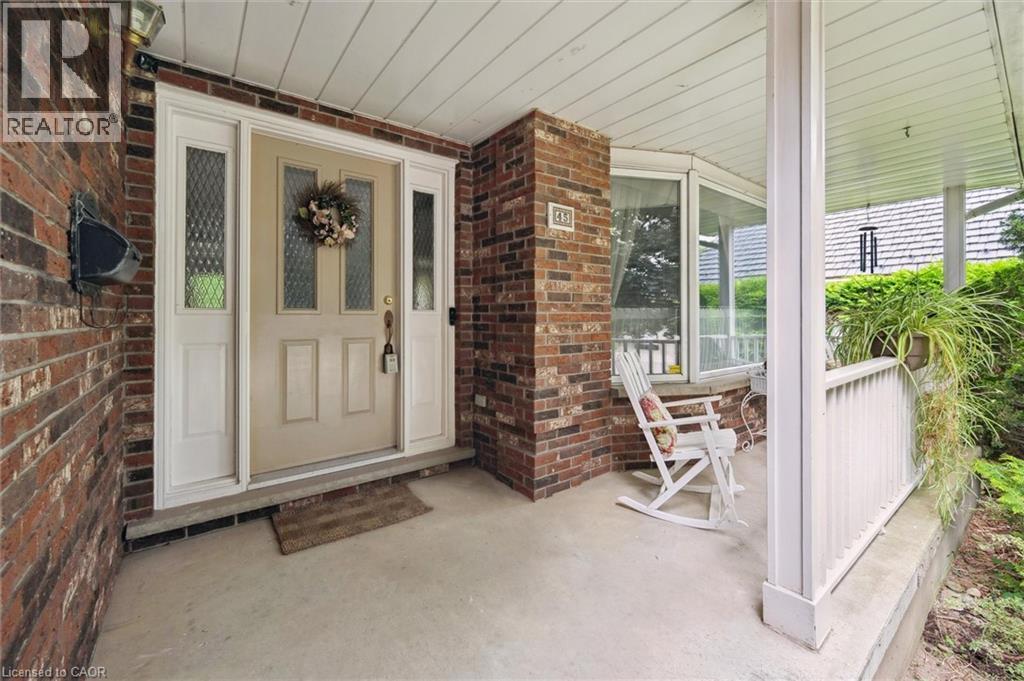45 APPLEWOOD Crescent
