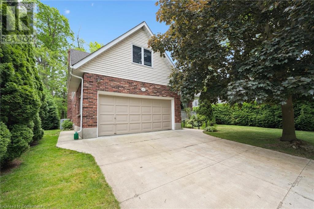 45 APPLEWOOD Crescent