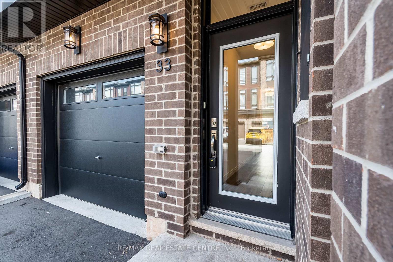 33 - 270 MELVIN AVENUE