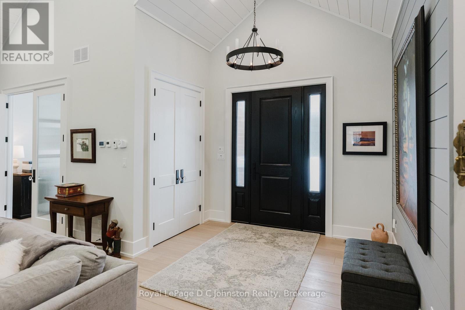 28 LAKESIDE WOODS CRESCENT