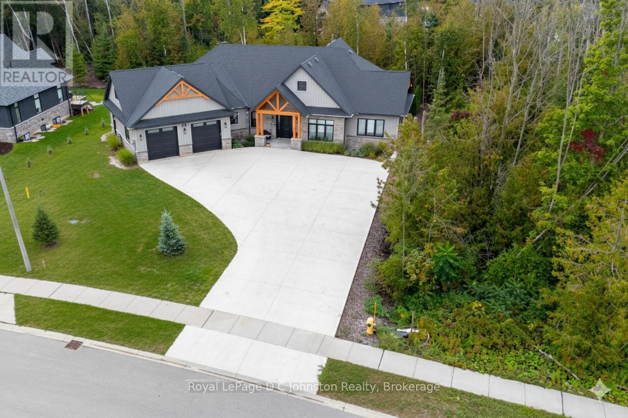28 LAKESIDE WOODS CRESCENT