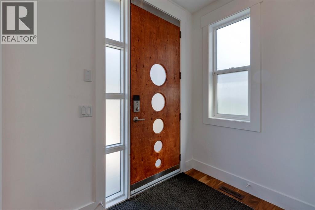 2329A Osborne Crescent SW