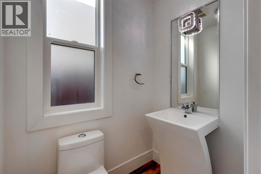 2329A Osborne Crescent SW