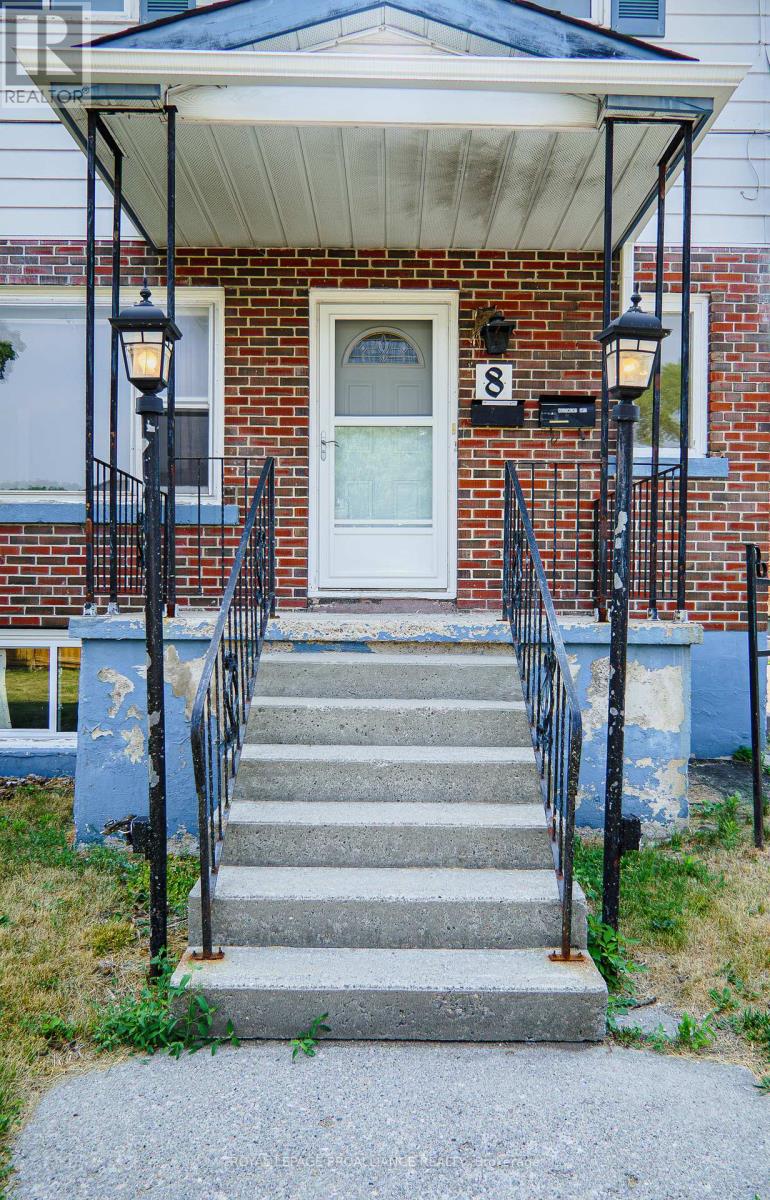 8 REYNOLDS CRESCENT
