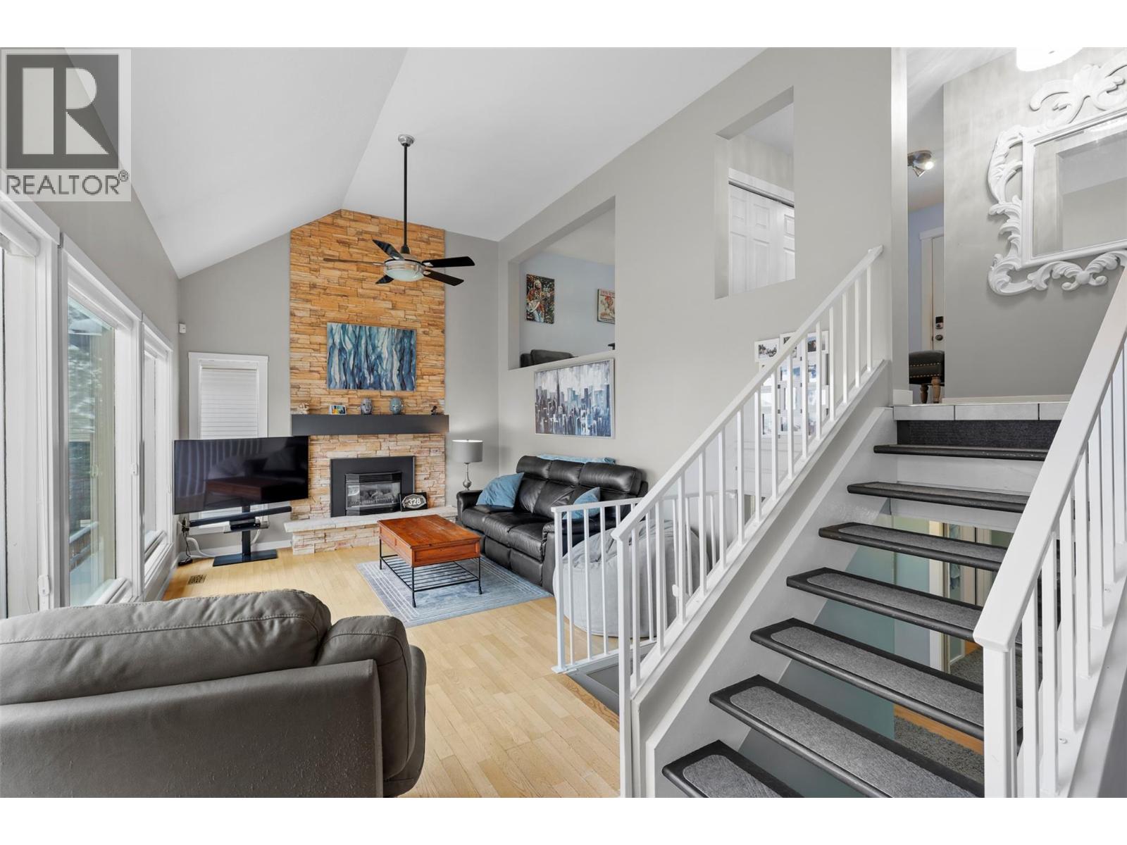 328 WHITESHIELD Crescent