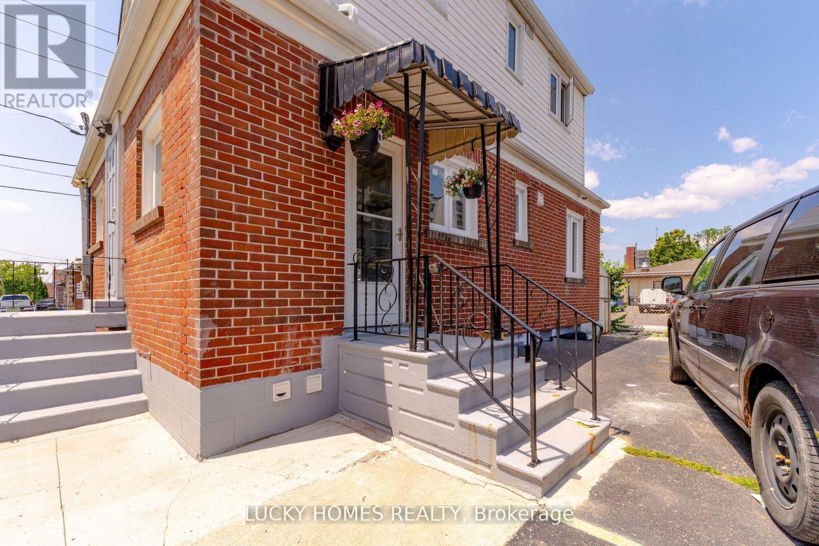 157 CENTRE STREET S
