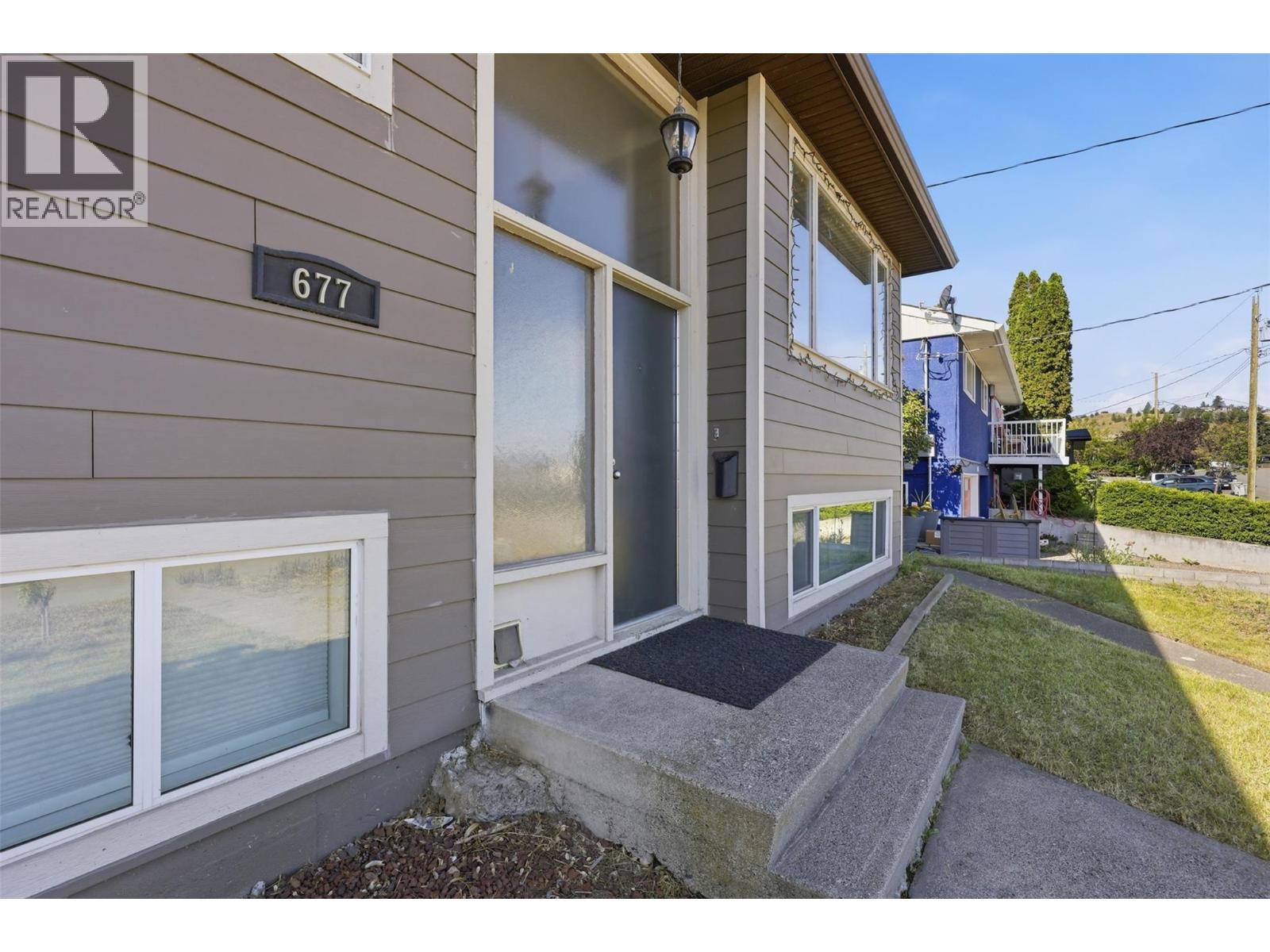 677 FRASER Street