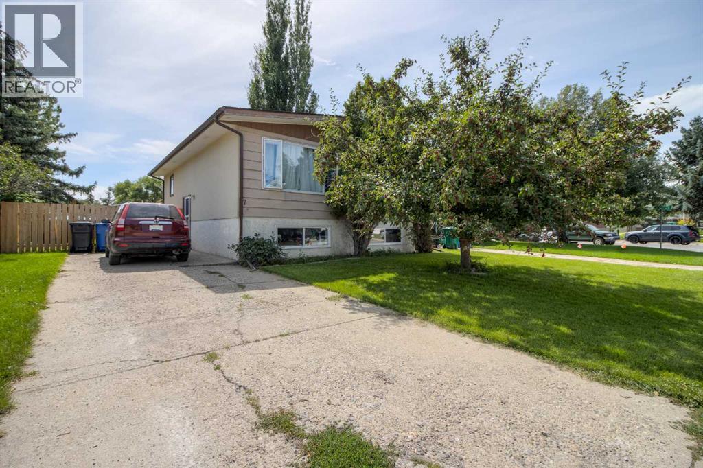 7 Cayuga Place W