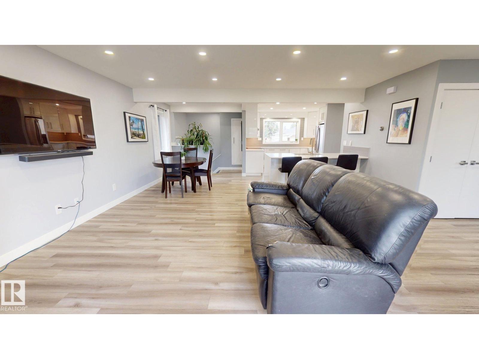 5308 94B AV NW