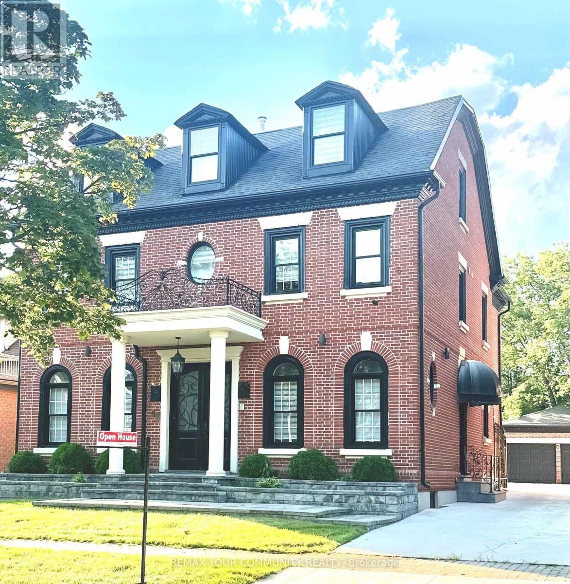 Photo 1 of 41 — 42 OATLANDS CRESCENT, Richmond Hill (Mill Pond), ON L4C9P2