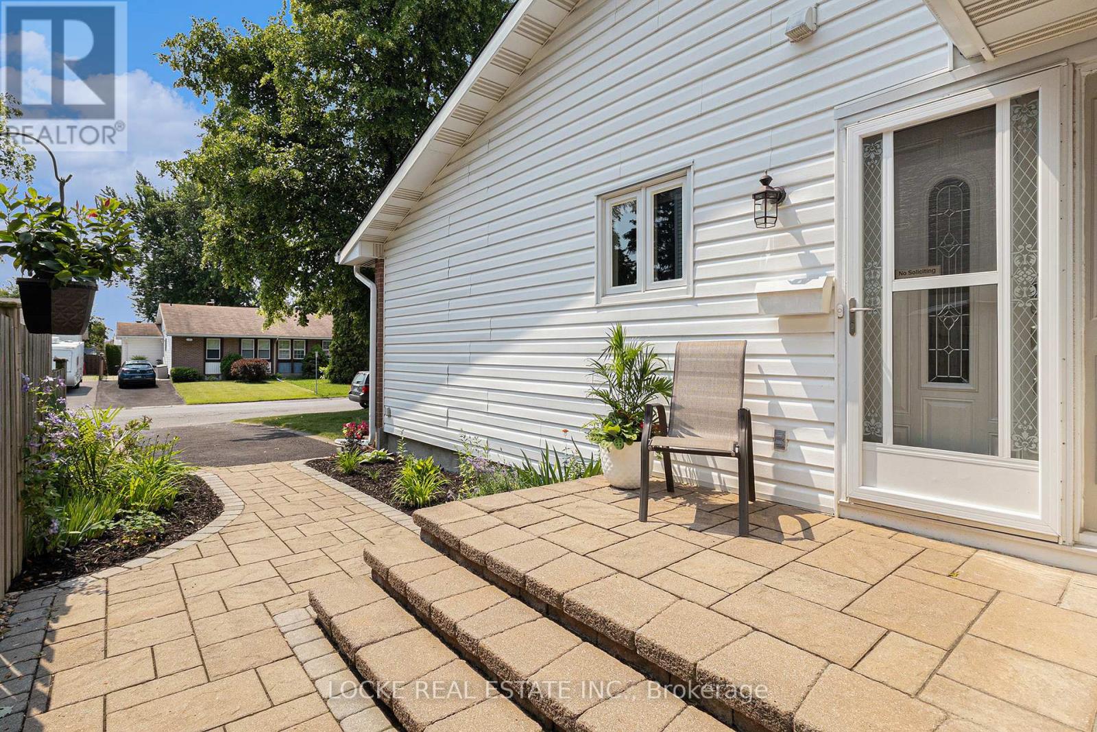 1382 LEIGH CRESCENT