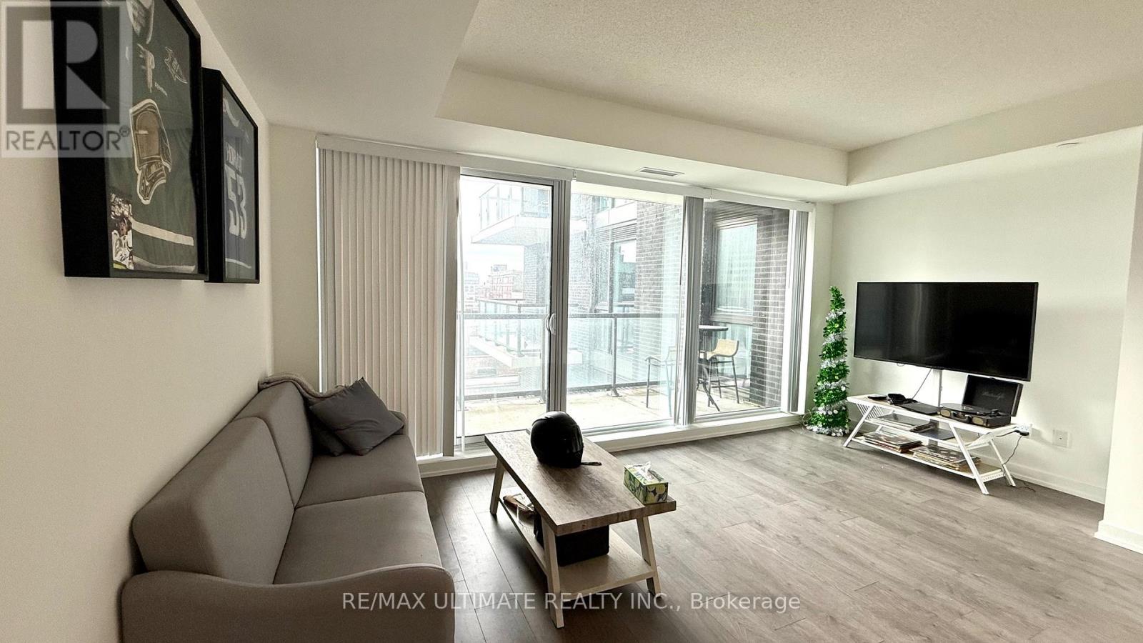 318 - 55 DUKE STREET W