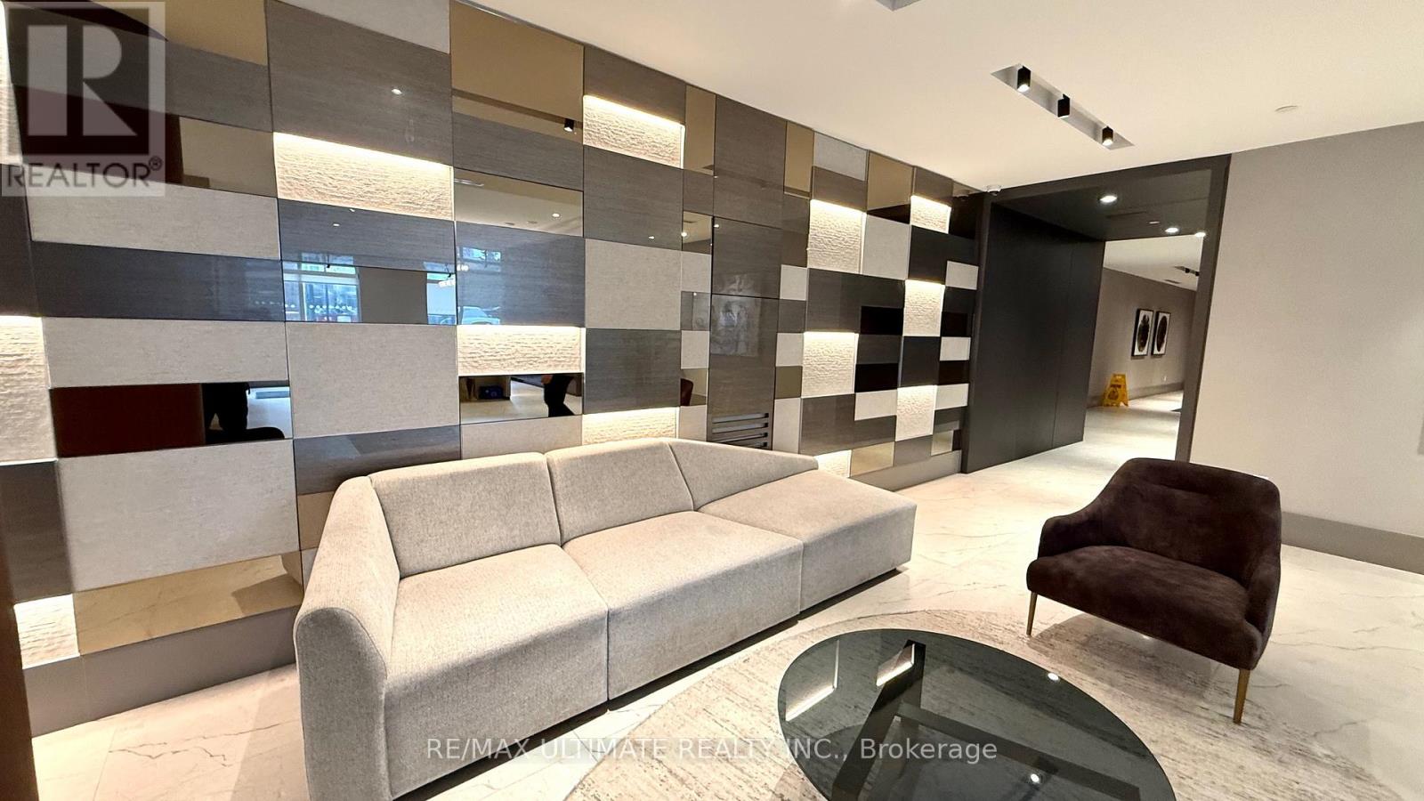 318 - 55 DUKE STREET W