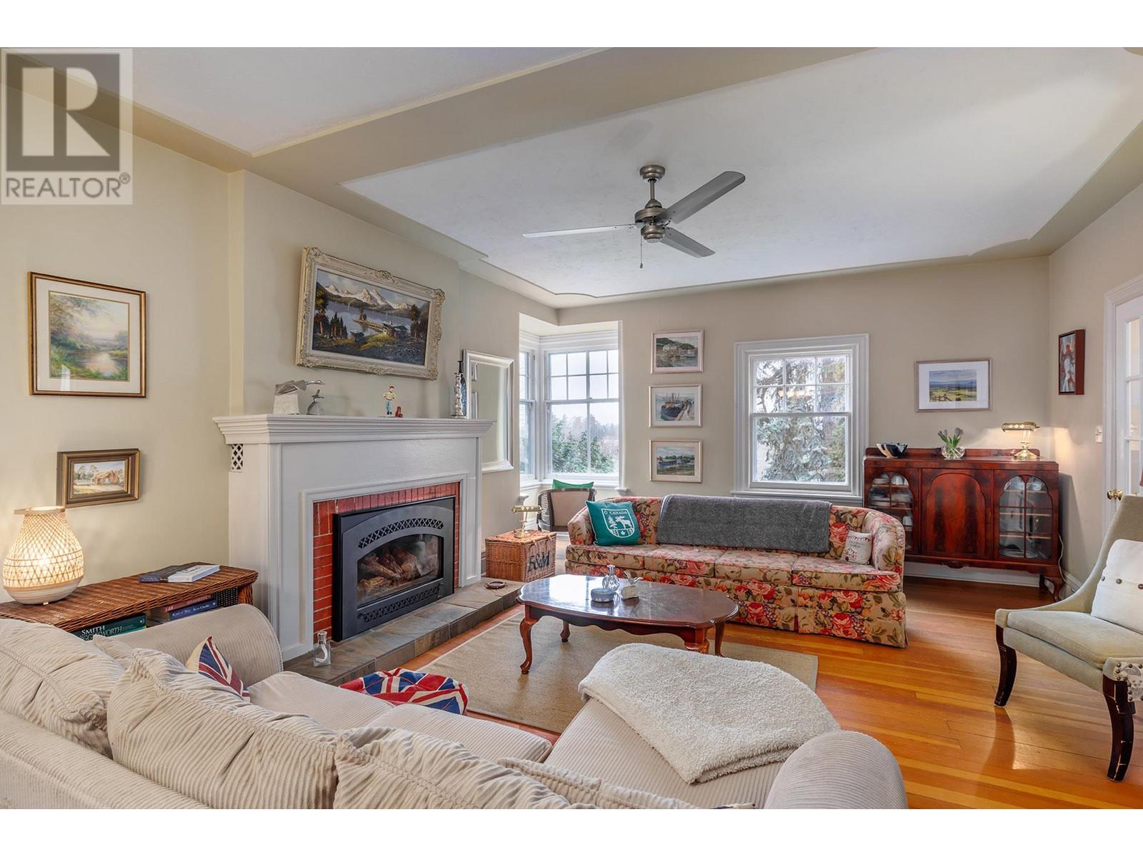 1537 Lakeview Street