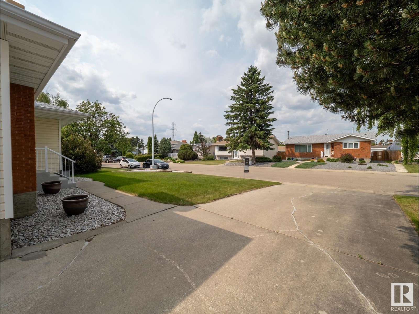 8707 16 AV NW