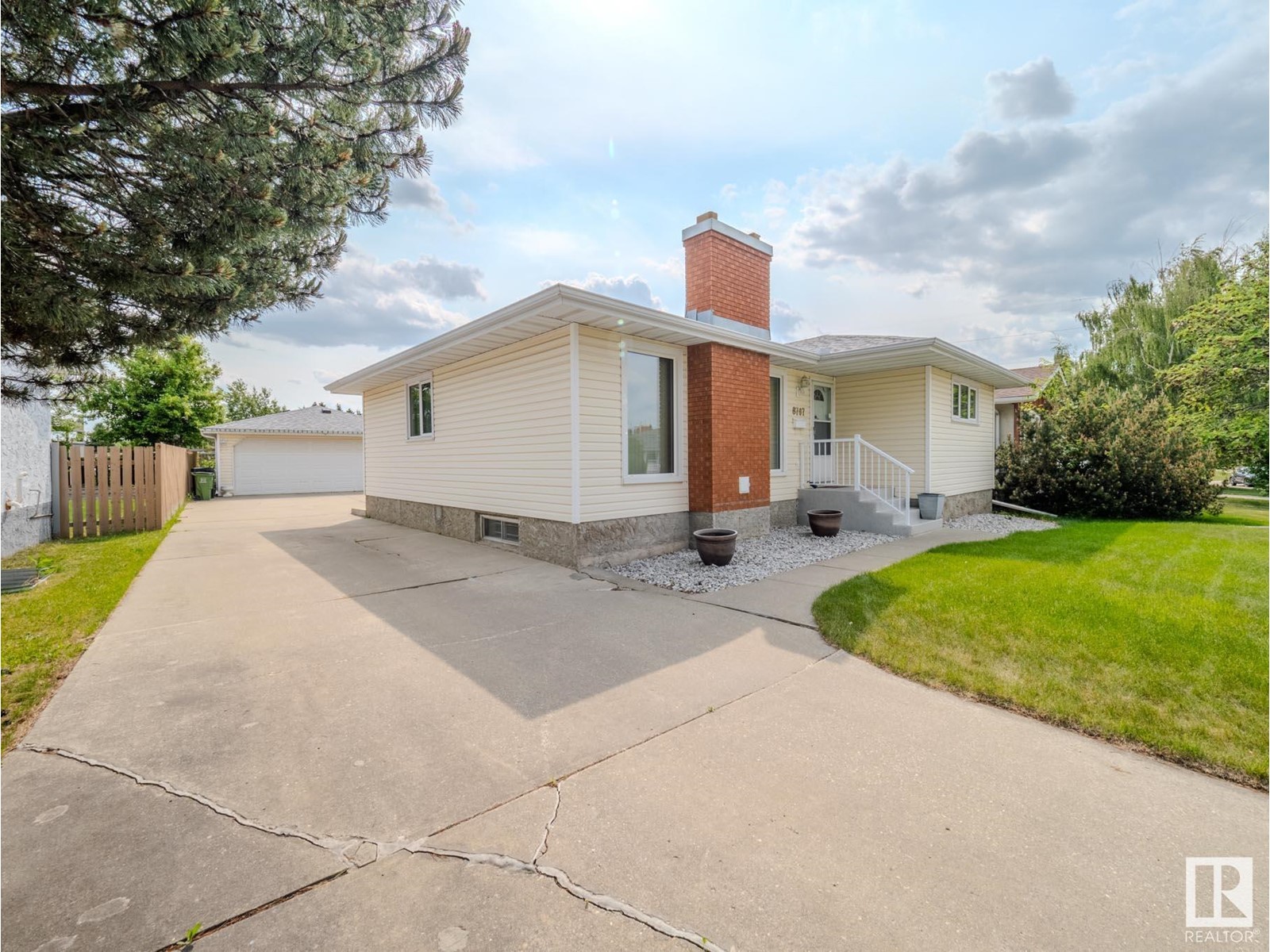 8707 16 AV NW