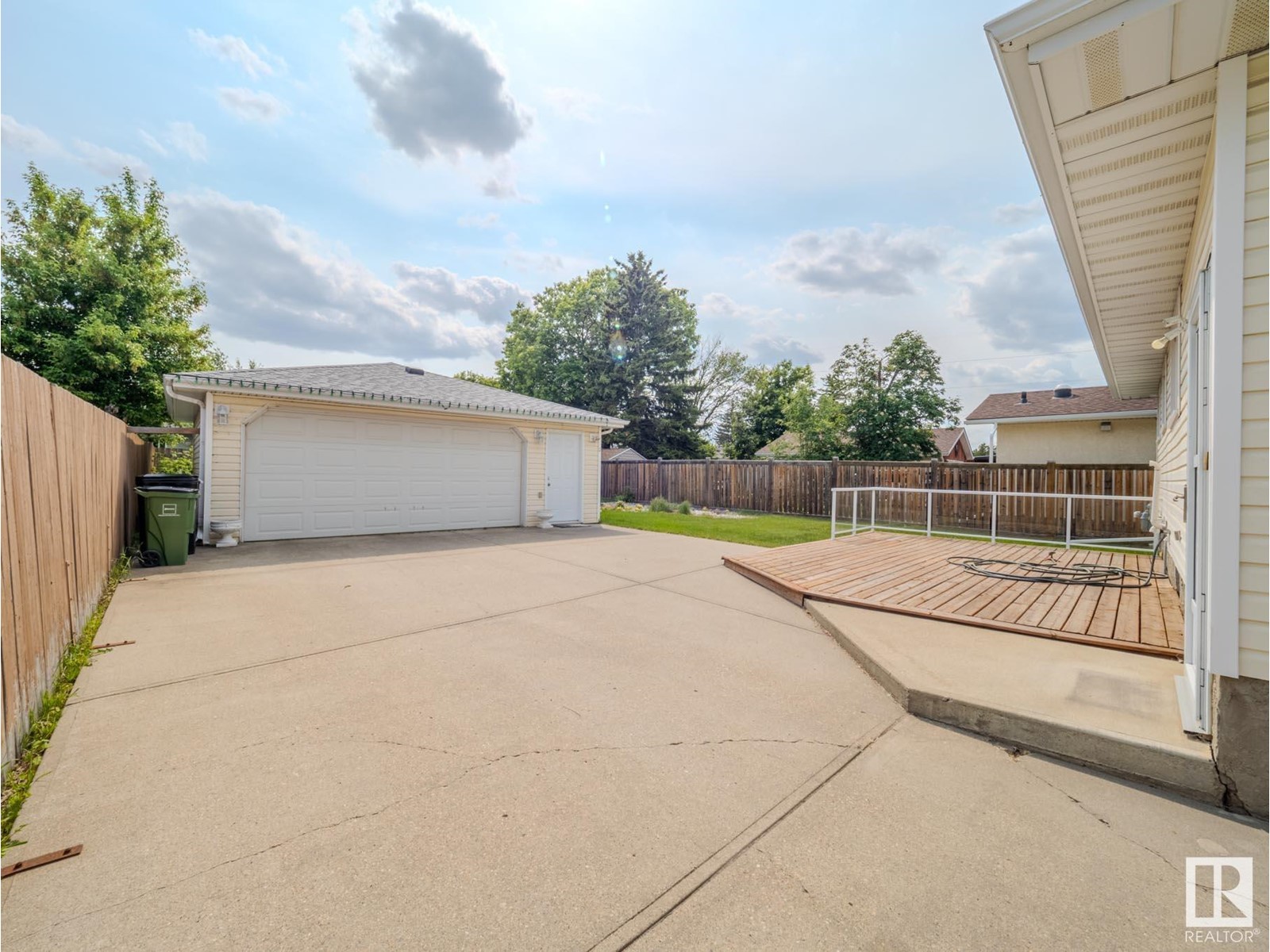8707 16 AV NW