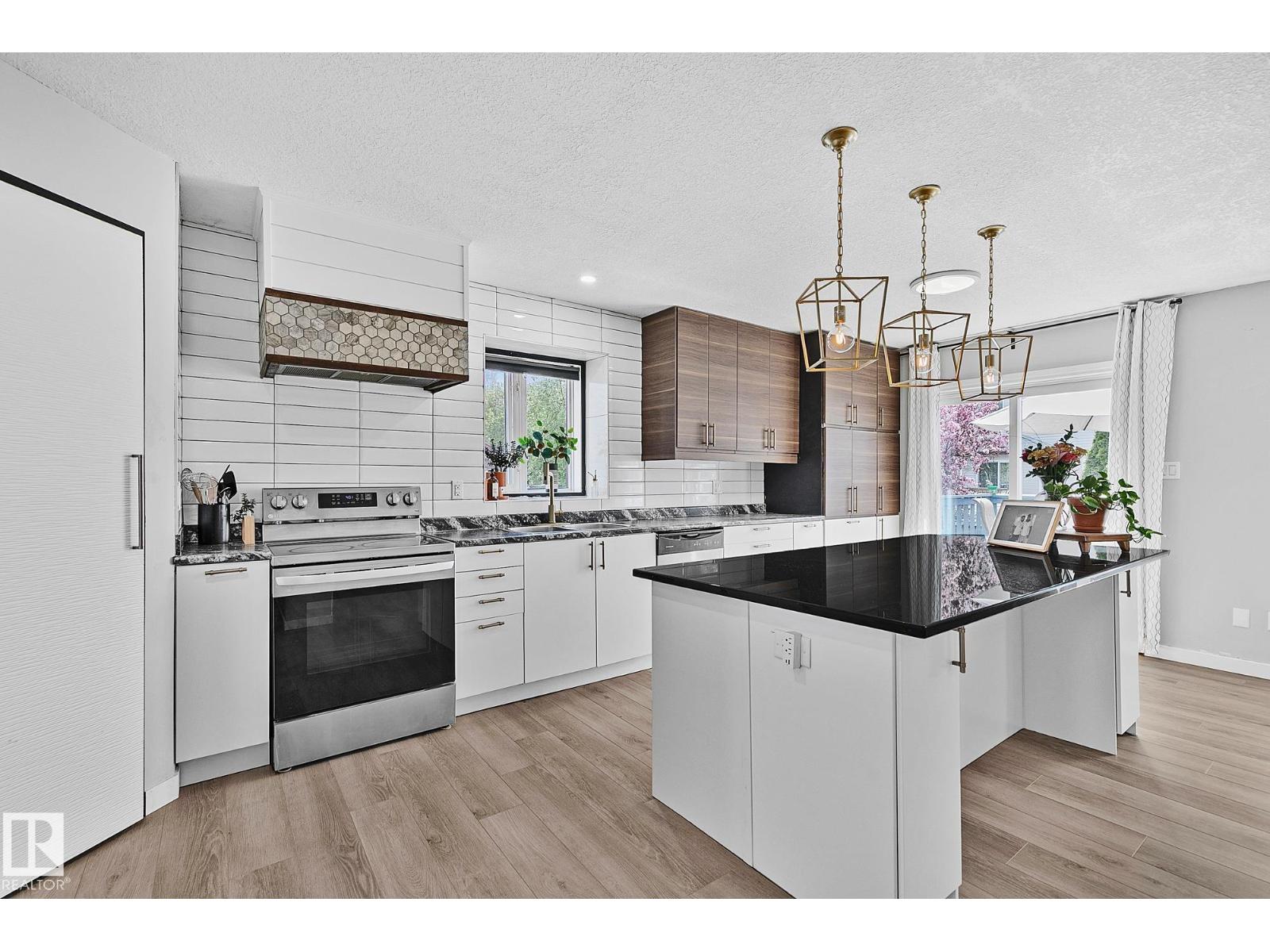 3205 41A AV NW