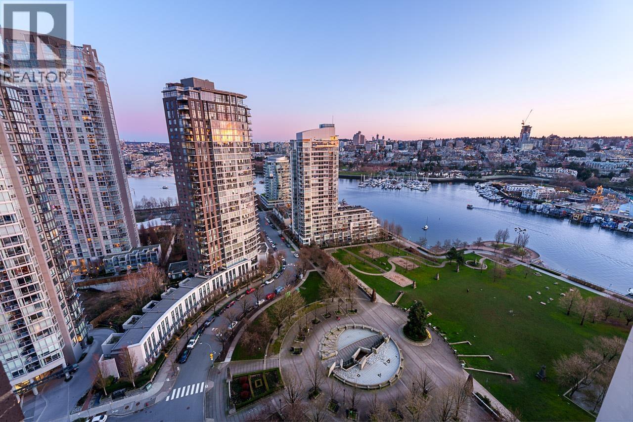 2805 583 BEACH CRESCENT