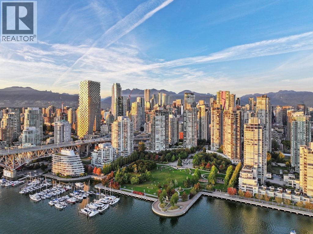 2805 583 BEACH CRESCENT