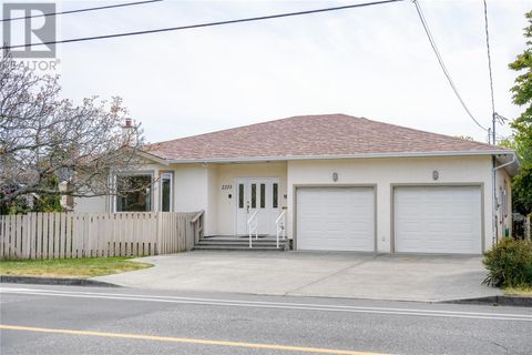 2273 Edgelow St Saanich BC V8N1R6