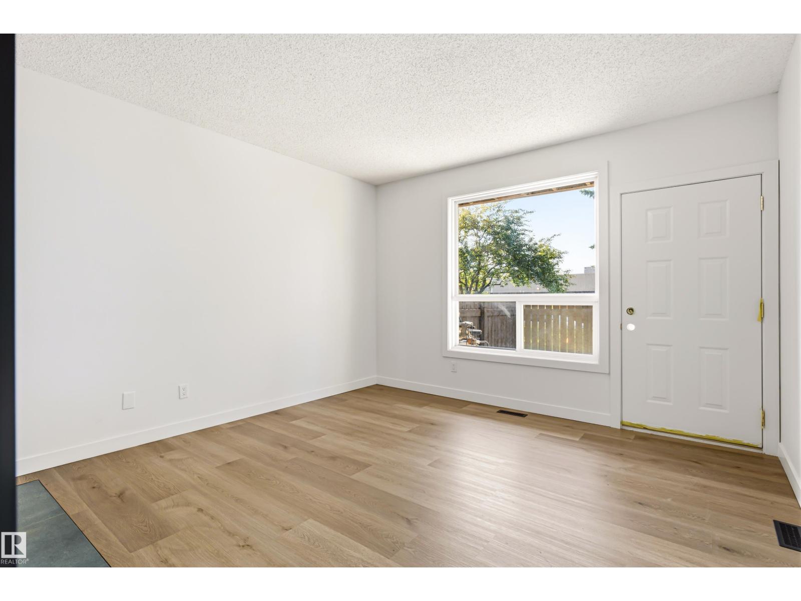#4 7604 29 AV NW