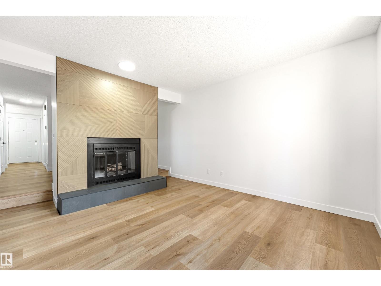#4 7604 29 AV NW