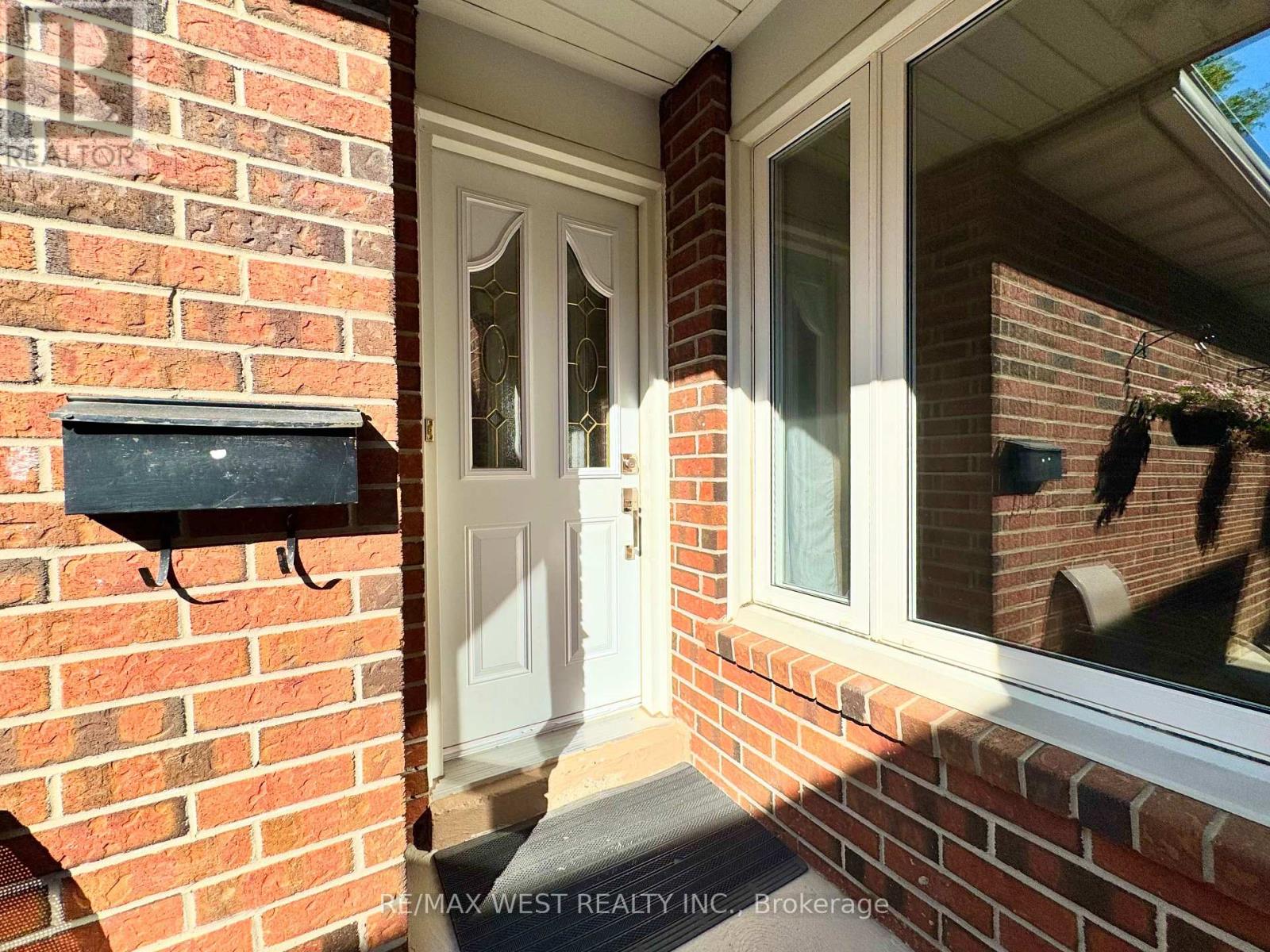40 MAPLEHURST SQUARE