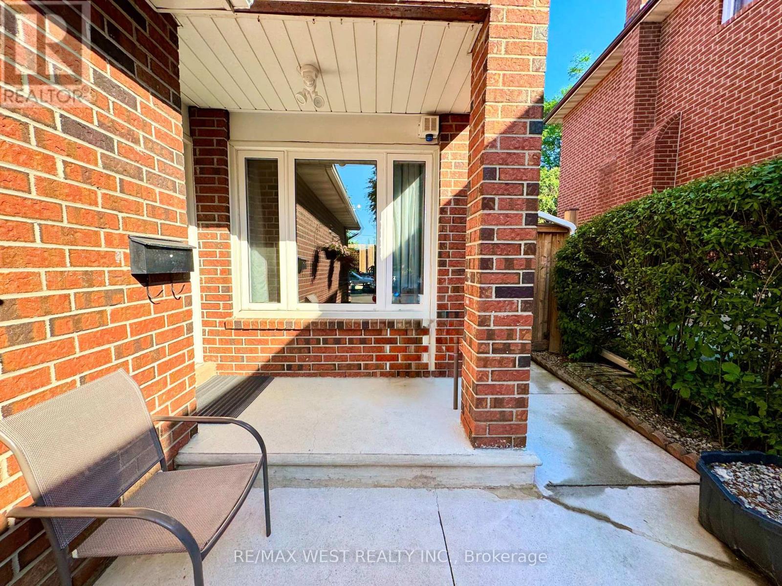40 MAPLEHURST SQUARE