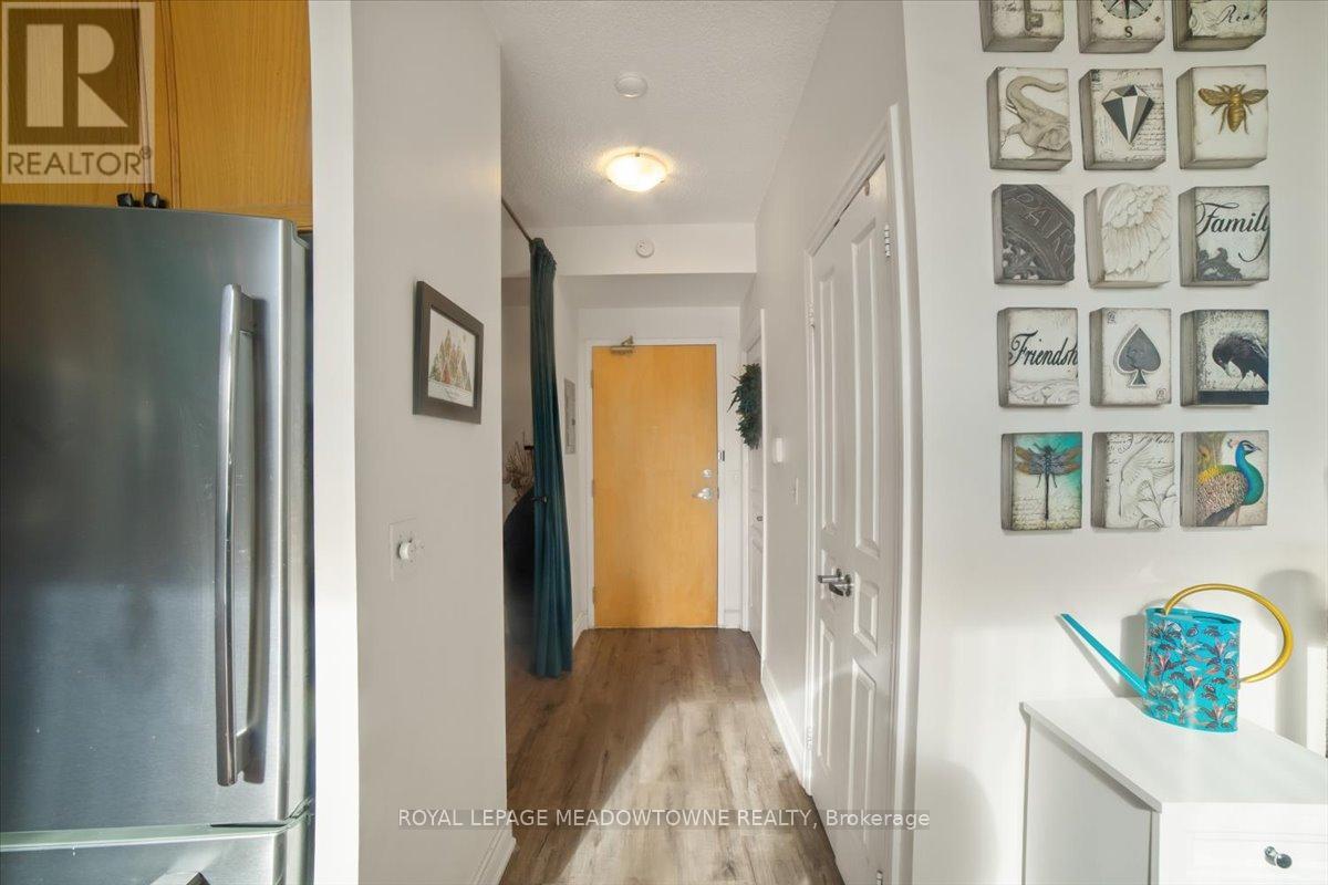 914 - 220 BURNHAMTHORPE ROAD W