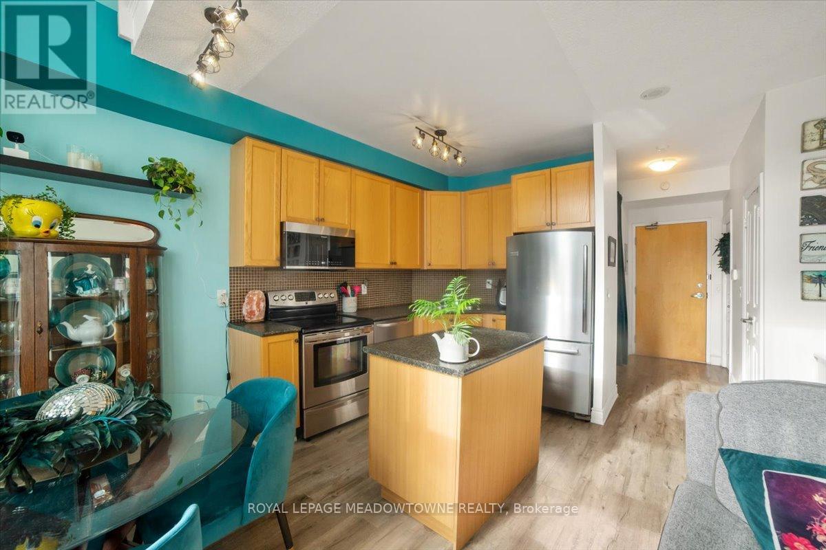 914 - 220 BURNHAMTHORPE ROAD W