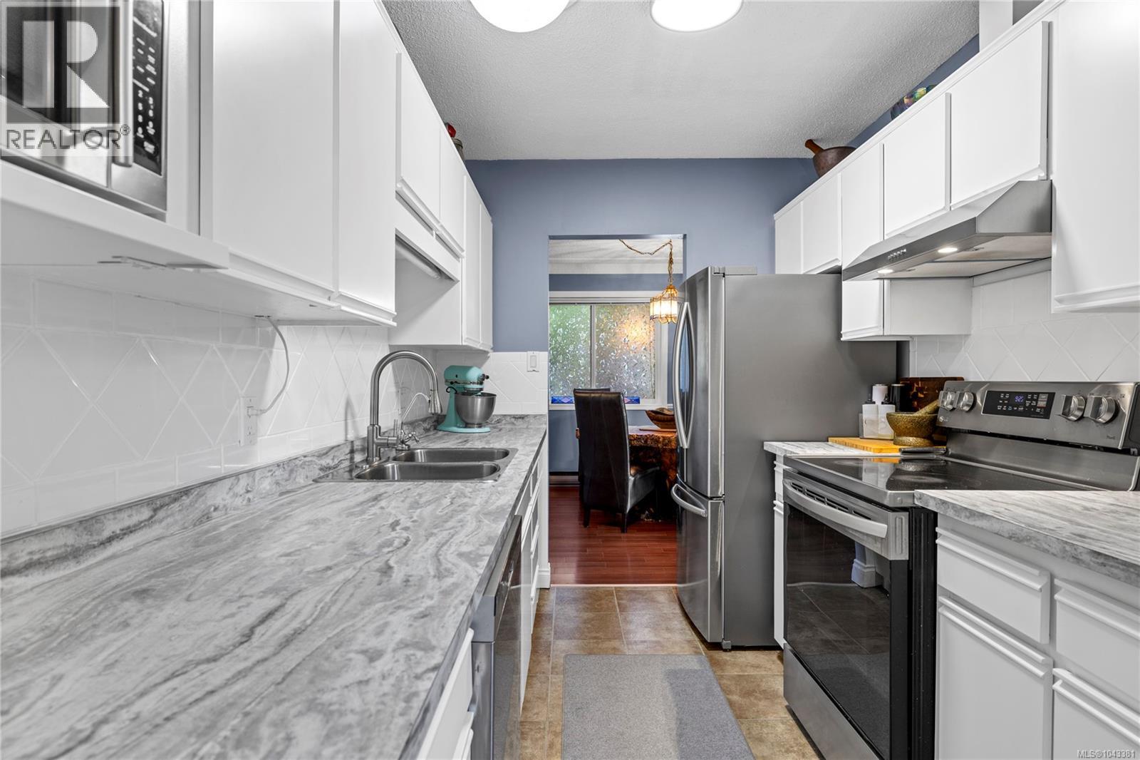 1007 Centre Cres