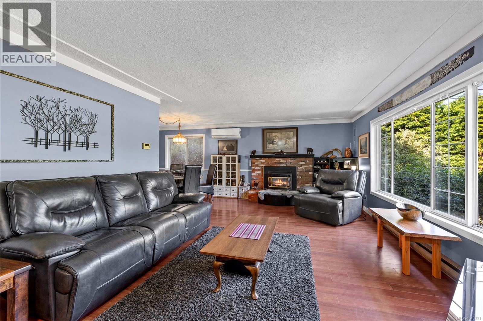1007 Centre Cres