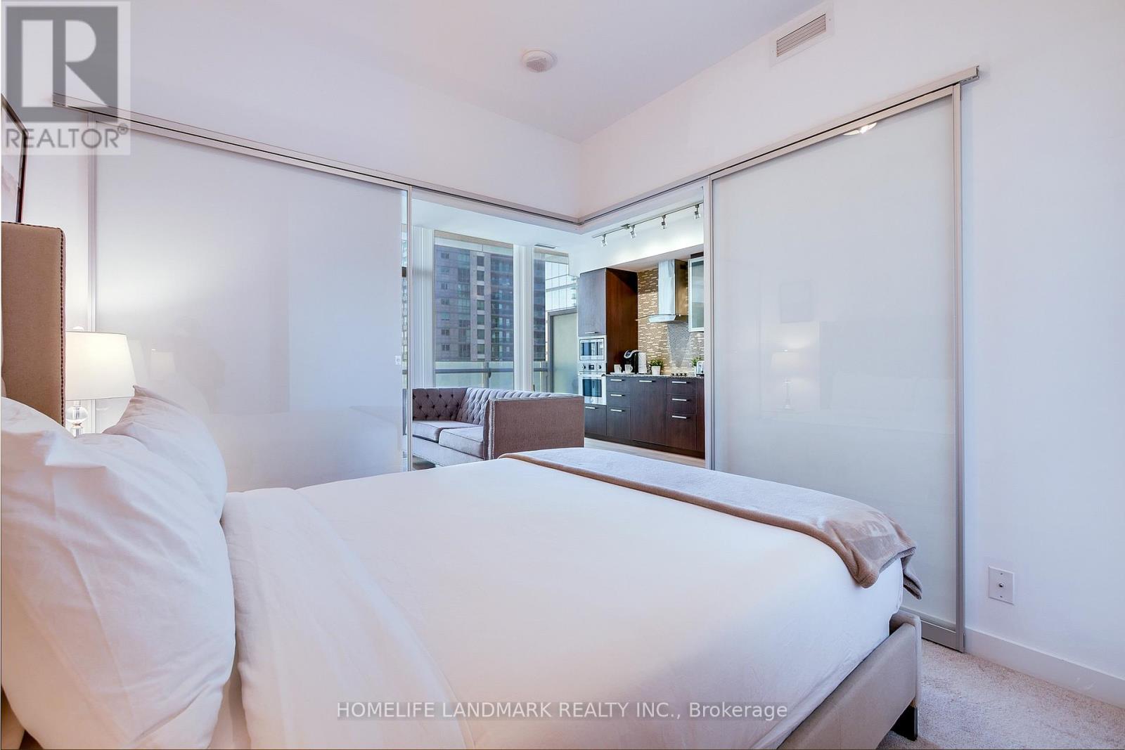 1807 - 14 YORK STREET