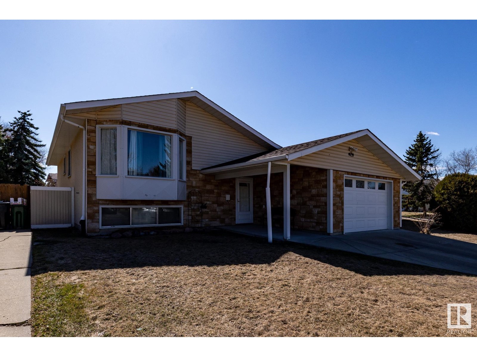 4639 17 AV NW