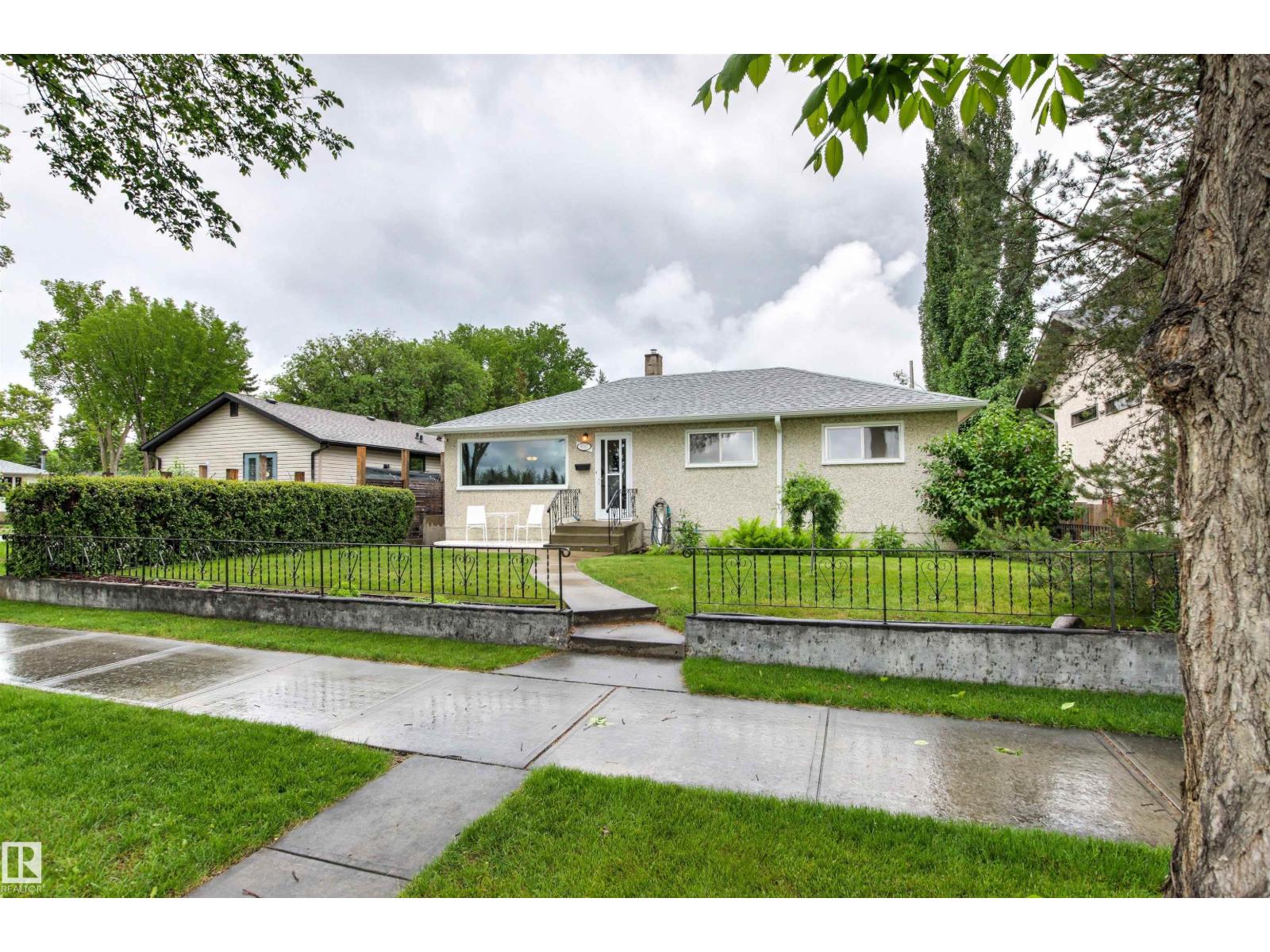 8707 69 AV NW